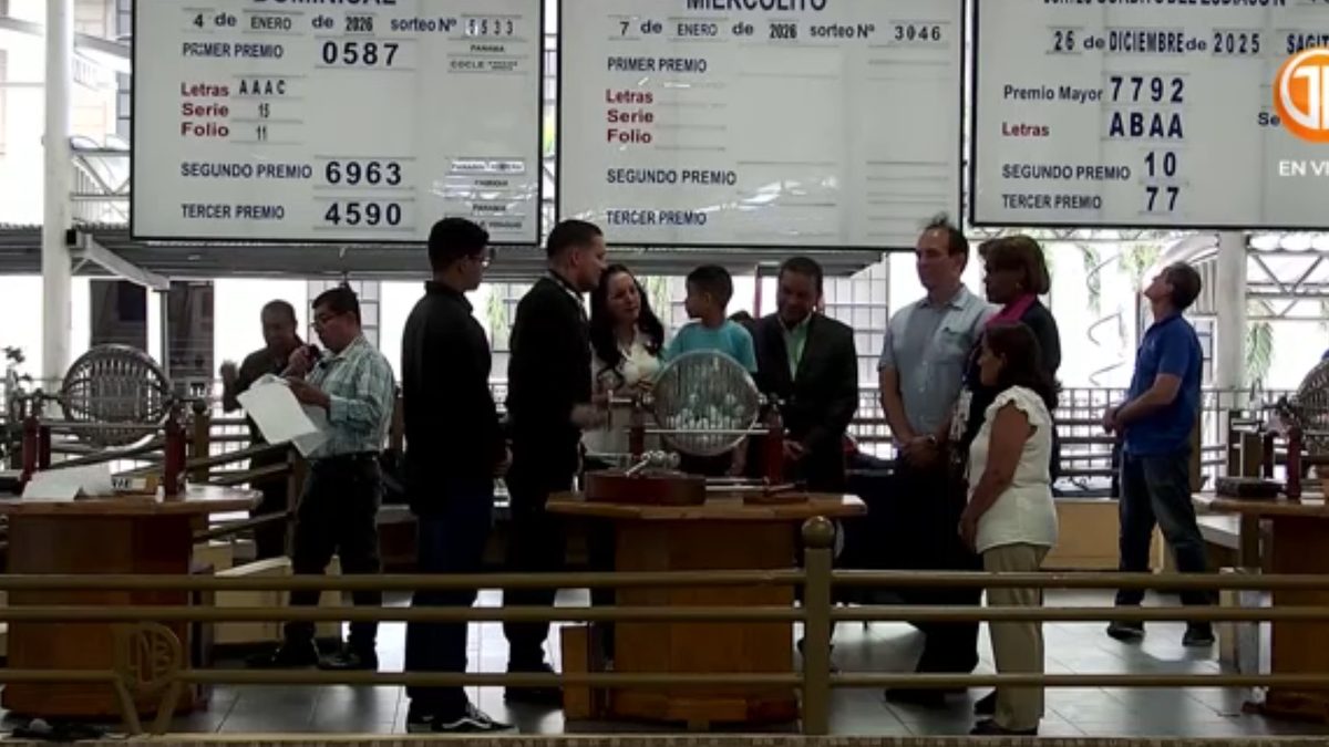 People checking Wednesday lottery draw results from the Lotería Nacional de Panamá