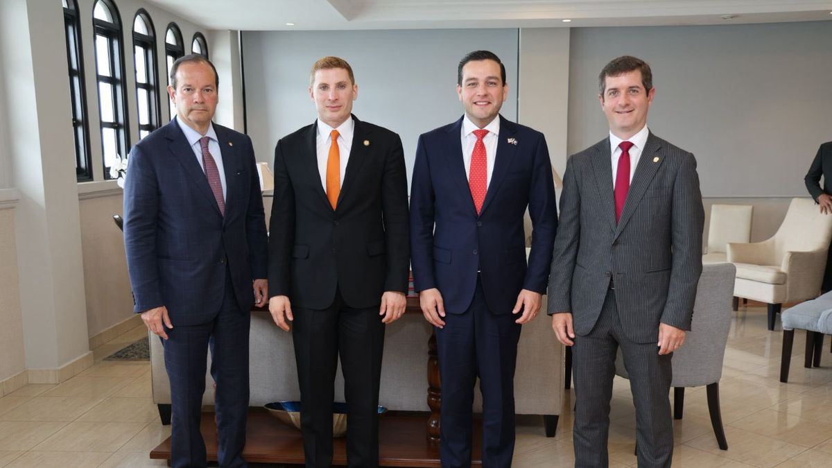 Panamanian and U.S. officials meeting in a government office in Panama City to discuss economic and energy cooperation