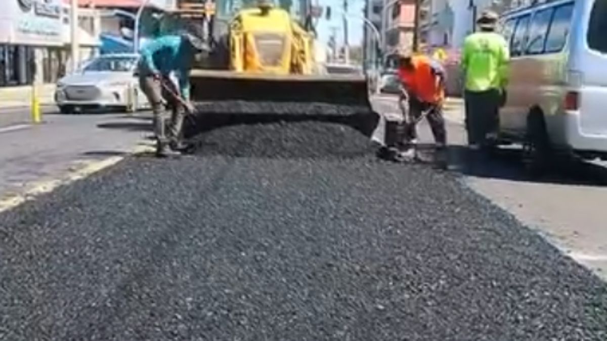 Traffic cones and roadwork barriers at the Via Brasil roundabout in Panama City